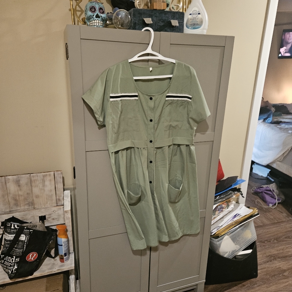 Light front button dress. Stretchy